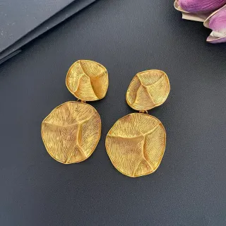 Brincos de gota de duas camadas com motivo de folha texturizada em dourado