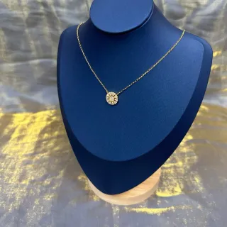 Colar com pingente circular pavê de tom dourado
