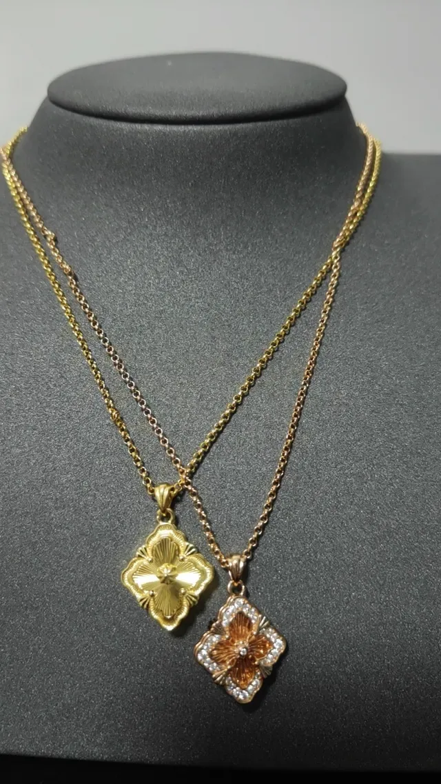 Colar com pingente floral de quatro folhas em tom dourado com pave 2