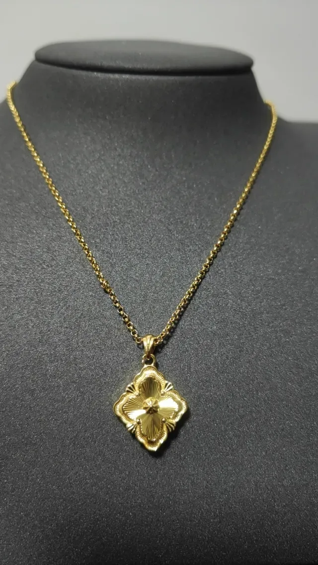Colar com pingente floral de quatro folhas em tom dourado com pave 3