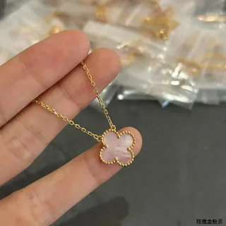 Collier en or doré au motif de trèfle à quatre feuilles avec incrustation de nacre rose