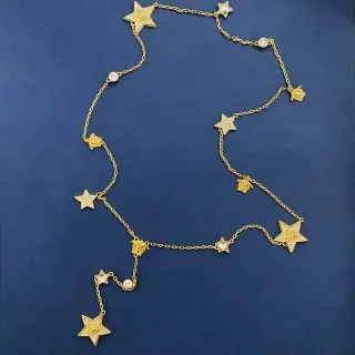 Collier chaîne avec charms étoile et Médusa en ton doré pavé