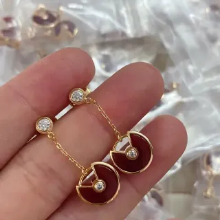 أقراط قطرة ذهبية اللون مع مينا حمراء متصلة بسلسلة