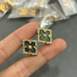 Aretes de cristal con esmalte teal floral de quatrefoil en tono dorado