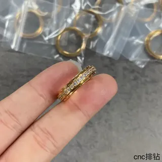 金色调镶嵌堆叠多带戒指