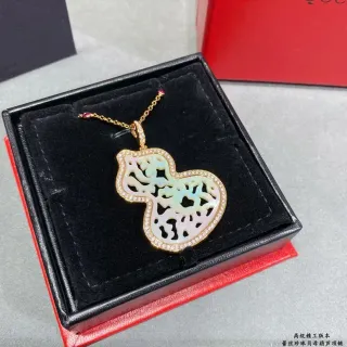Collier en forme de calebasse avec incrustations de nacre en dorado et blanc