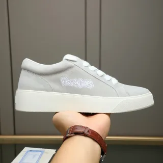 حذاء رياضي رمادي وأبيض low-top مع منصة