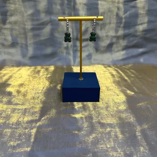 Brincos de cristal verde com charme de ursinho gummy