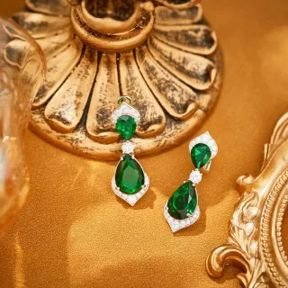 Brincos pendentes com gema verde em forma de lágrima e diamantes pavé