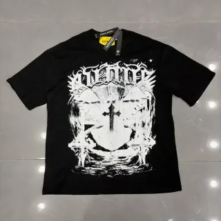 Camiseta GUAPI negra de cuello redondo con estampado gráfico
