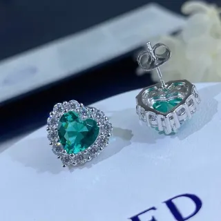 Brincos Stud com forma de coração e gemas verdes halo