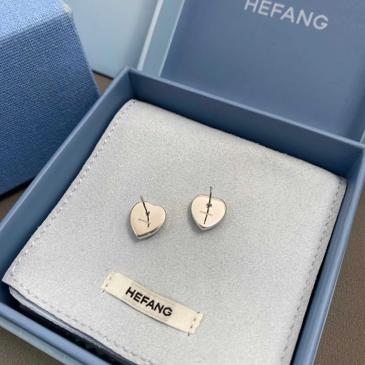 HEFANG হার্ট শেপড পেভে ক্রিস্টাল এবং এনামেল স্টাড ইয়াররিংস 4