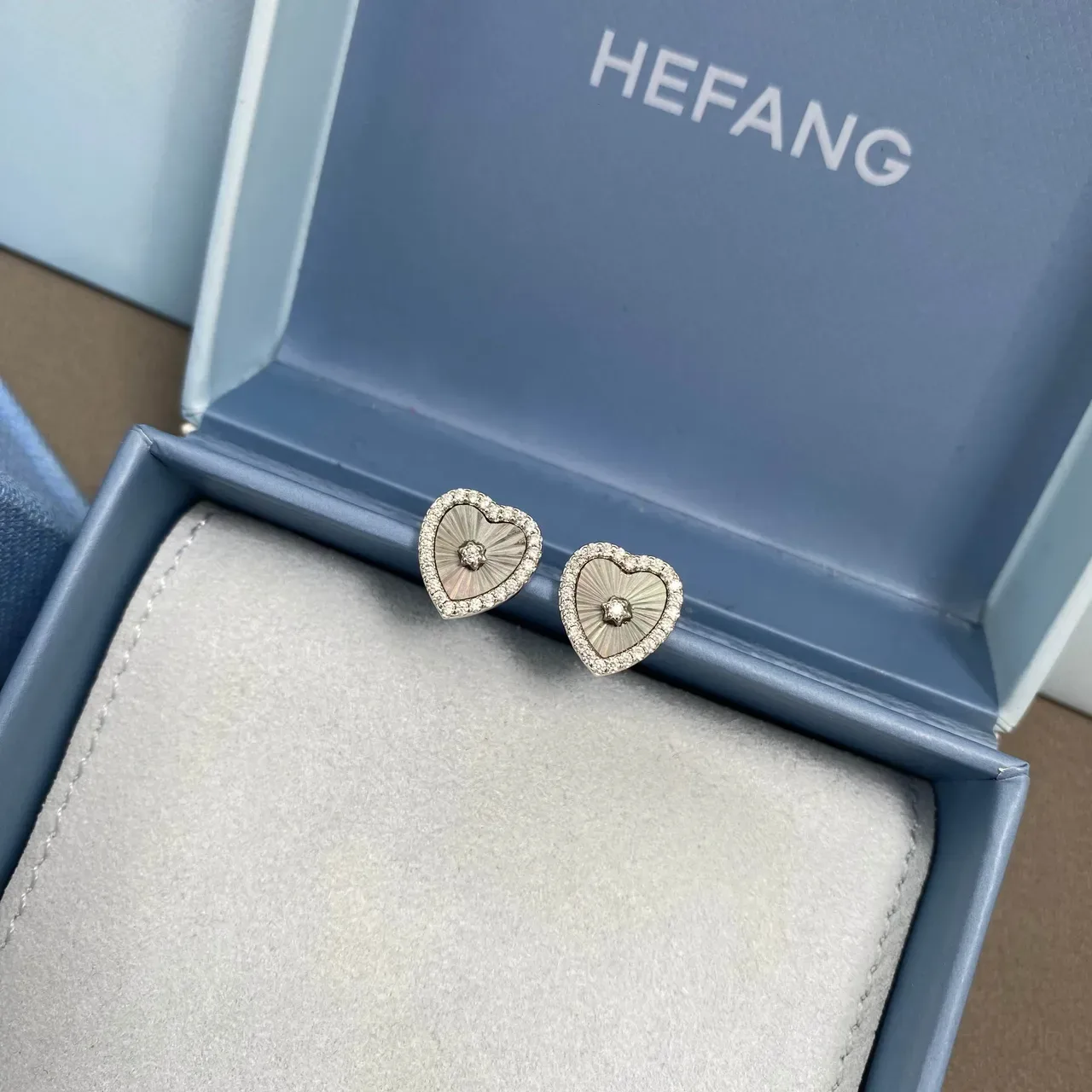 HEFANG হার্ট শেপড পেভে ক্রিস্টাল এবং এনামেল স্টাড ইয়াররিংস 8