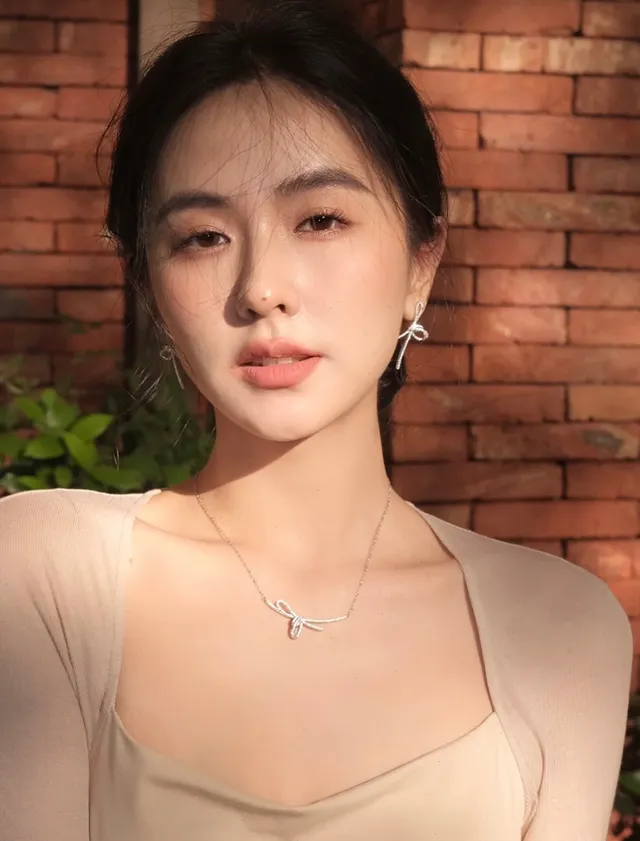 HEFANG Silver White Bow-Shaped Pendant Pavé-Set Stones Necklace 5