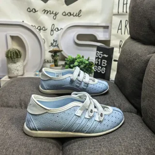 Zapatillas low-top azul claro perforadas con cierre de correa
