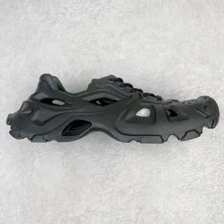Sneaker monocromático moldeado con corte y agujeros con cordones
