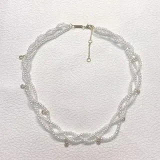 Collier multi-couche de perles et cristaux avec charm