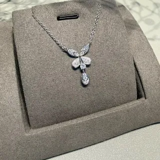 Collier avec pendentif de goutte de larme floral pavé-set