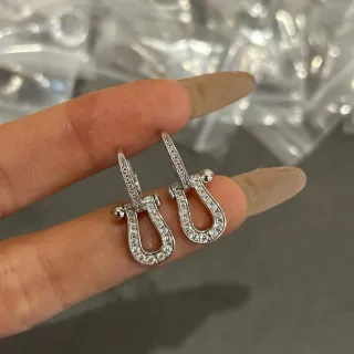 Pavé-Set أقراط متحركة على شكل حرف U بشكل كرة في النهاية