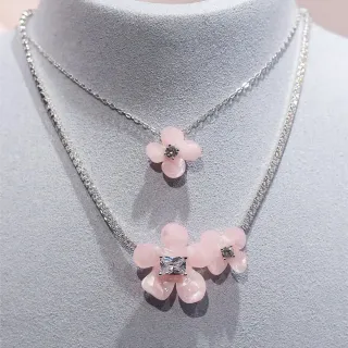 Collier avec pendentif floral rose et argent, design en couches