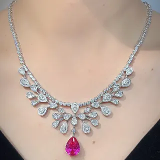 Collar de plata rosa estilo bib multicapa con colgante en forma de pera