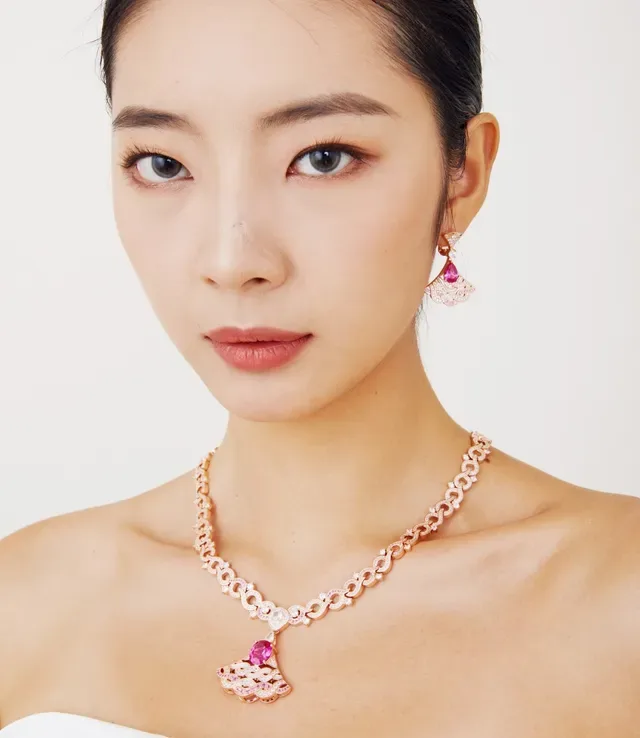 Pink Silver Pavé-Set Diamond Chain Fan-Shaped Pendant Necklace 3