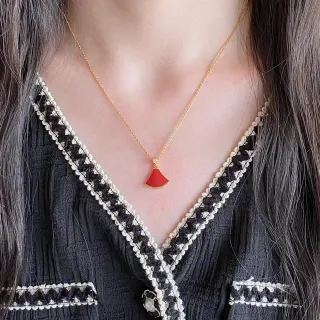 Collier avec pendentif en forme d'éventail en émail rouge et chaîne dorée