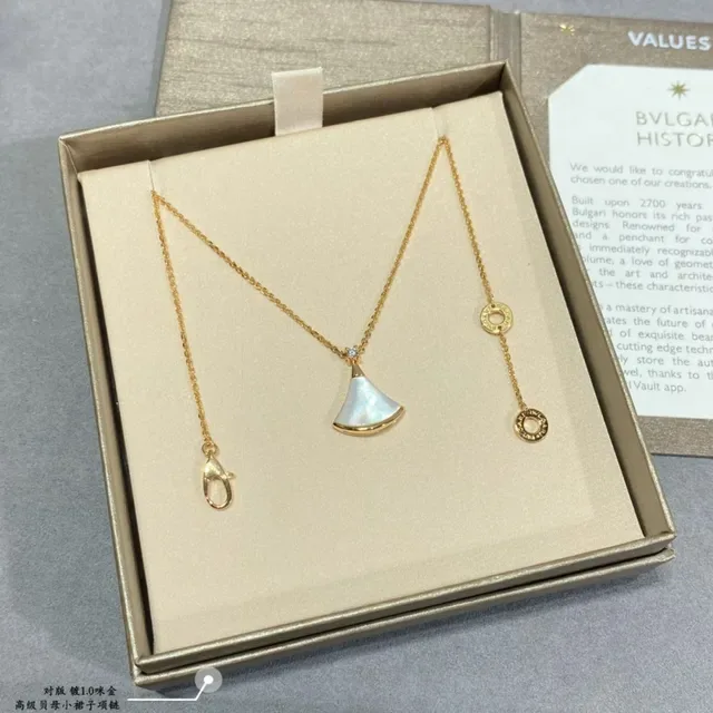 Red Fan-Shaped Enamel Pendant Gold-Tone Chain Necklace 3