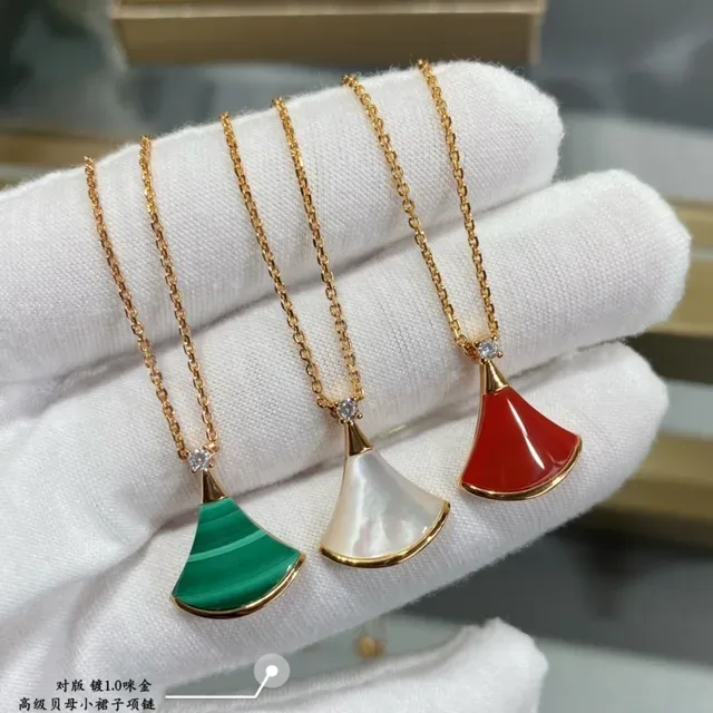 Red Fan-Shaped Enamel Pendant Gold-Tone Chain Necklace 9