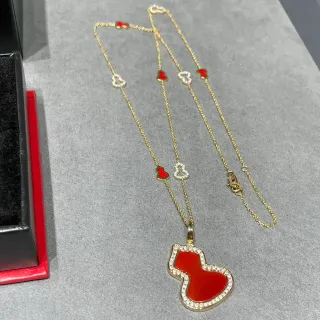 Collier chaîne dorée pendentif gourde émaillé rouge