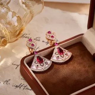 Brincos Clip Vermelho e Dourado em Forma de Leque Motivo de Coração Gotejante