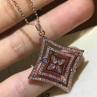 Collier pendentif carré géométrique en couches rouge et or avec pierres pavé