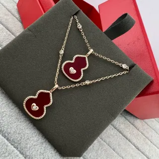 Collier en or à forme de cœur avec double pendentif en émail rouge