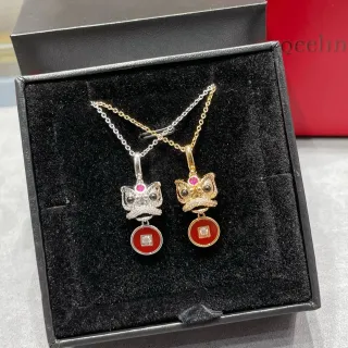 Collier avec Pendants de Monnaie Émail Motif Tête de Lion en Rouge et Or