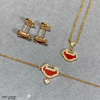 Collar de metal con inlay de esmalte en rojo y oro