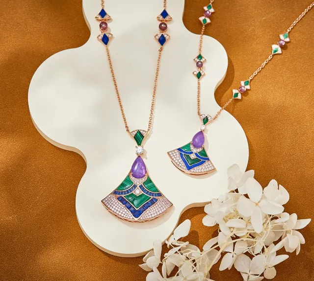 Collier pendentif en forme d'éventail en émail et gemmes en or rose 2