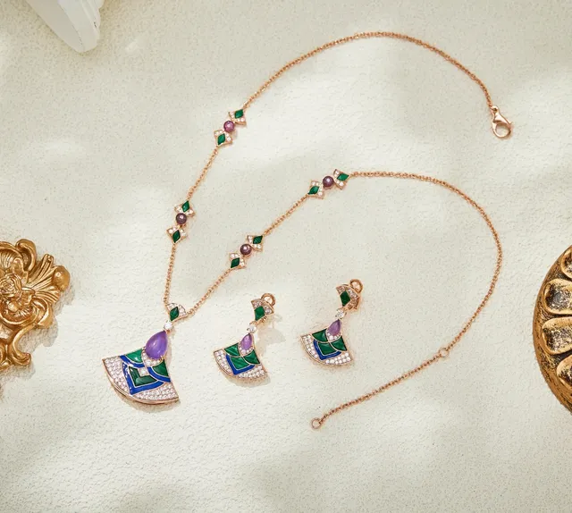 Collier pendentif en forme d'éventail en émail et gemmes en or rose 3