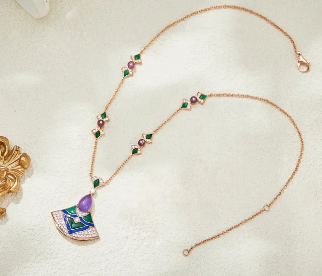 Collier pendentif en forme d'éventail en émail et gemmes en or rose 6