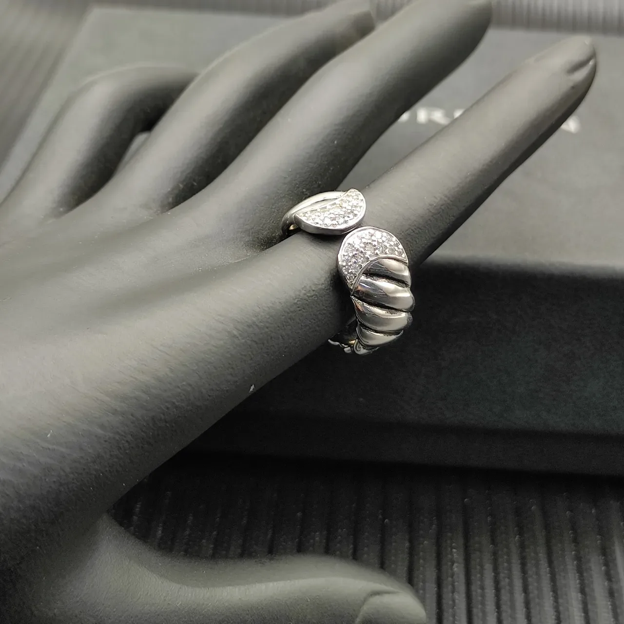 Sculpted Ribbed Band Pavé-Set Stone Ring 6