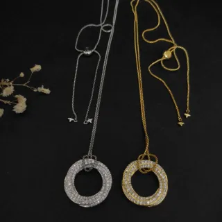 Colliers avec pendentif double anneau pavé en tons argent et or