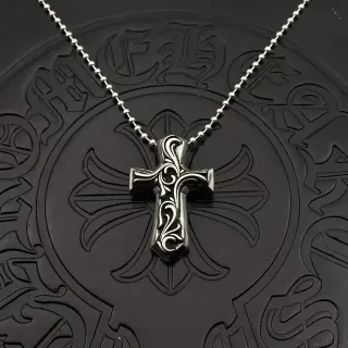 Collier pendentif croix platee noire ornee gravure scrollwork