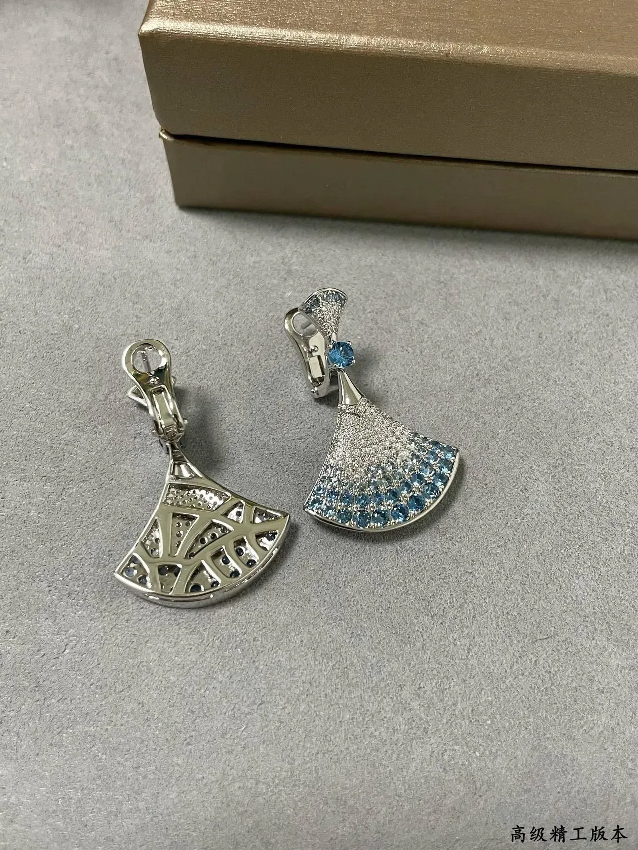 Silver Blue Fan-Shaped Pavé-Set Necklace 4