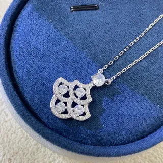 Collier argent bleu motif quatrefoil ouvert pavé halo