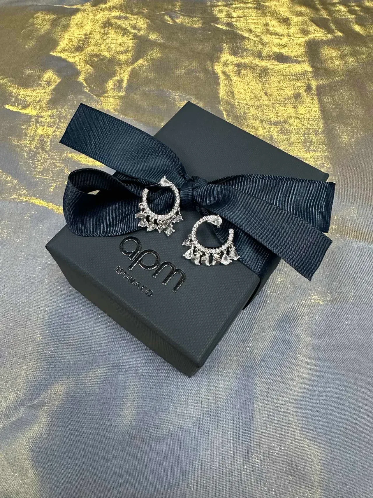 Brincos aro prata e dourado com detalhes de cristal 5