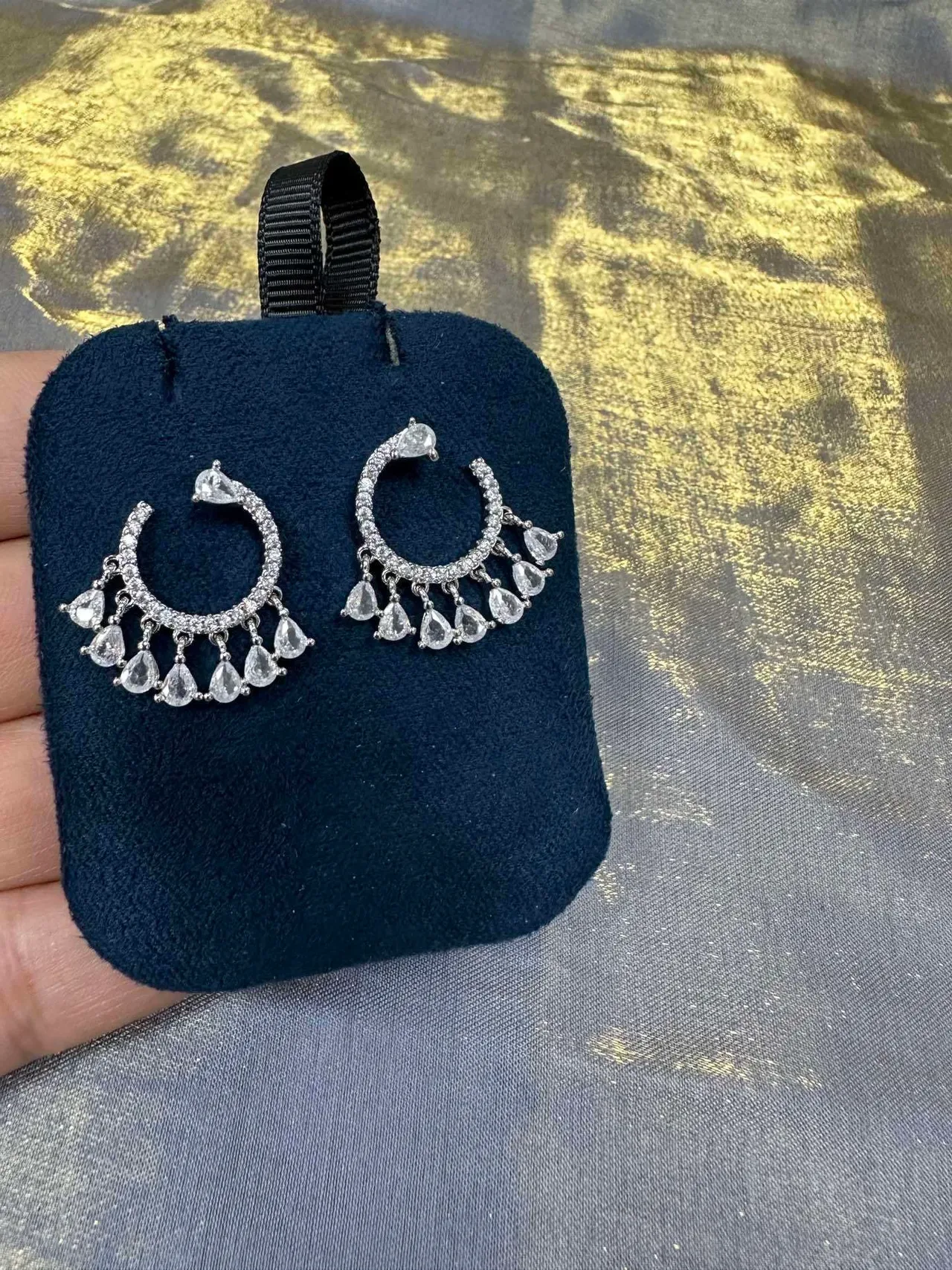 Brincos aro prata e dourado com detalhes de cristal 6