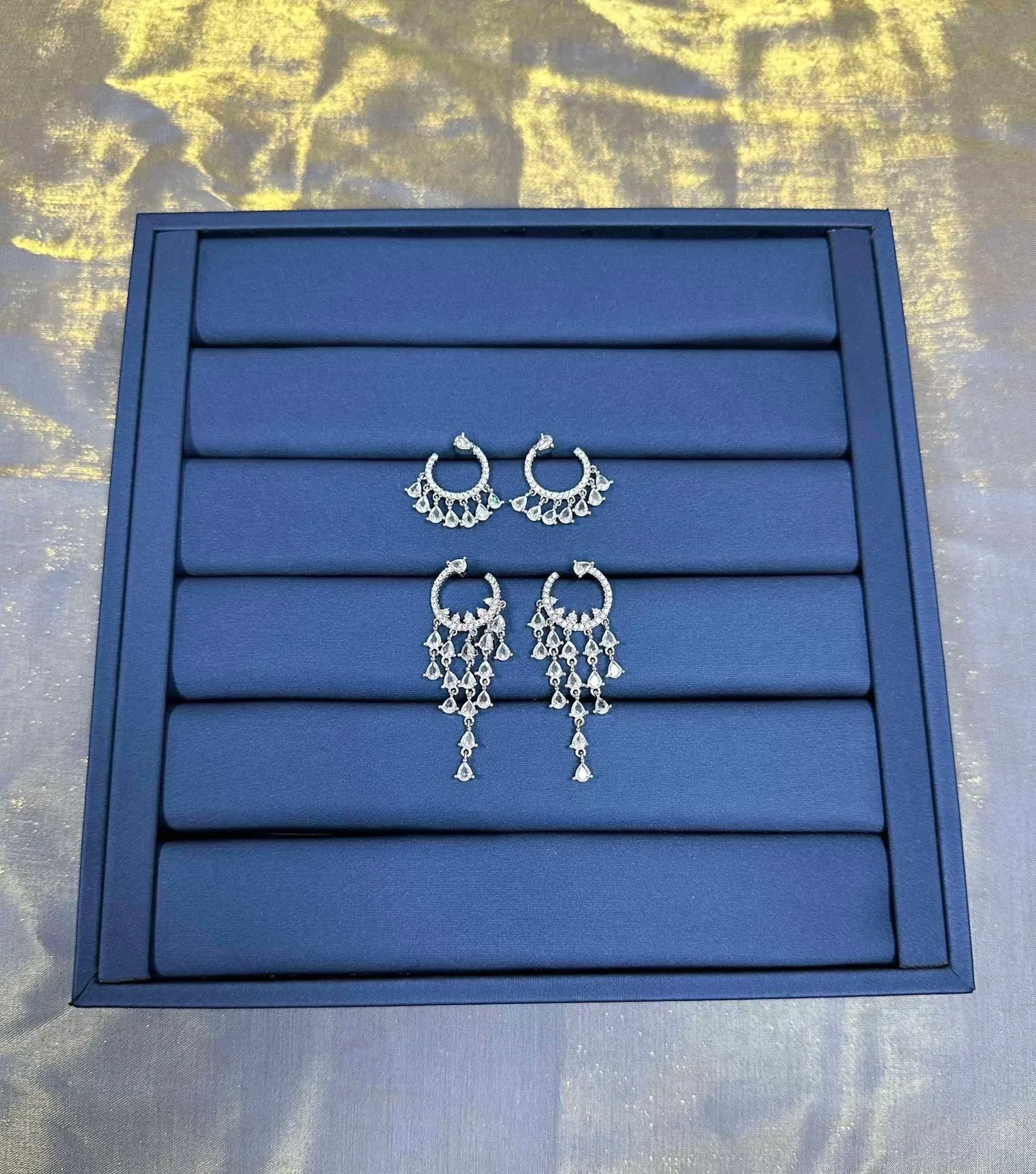 Brincos aro prata e dourado com detalhes de cristal 7