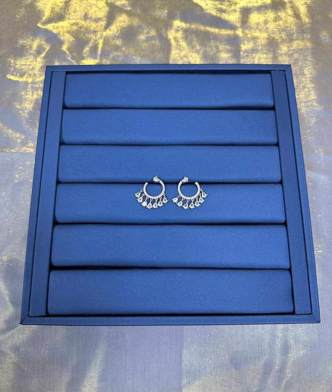 Brincos aro prata e dourado com detalhes de cristal 8