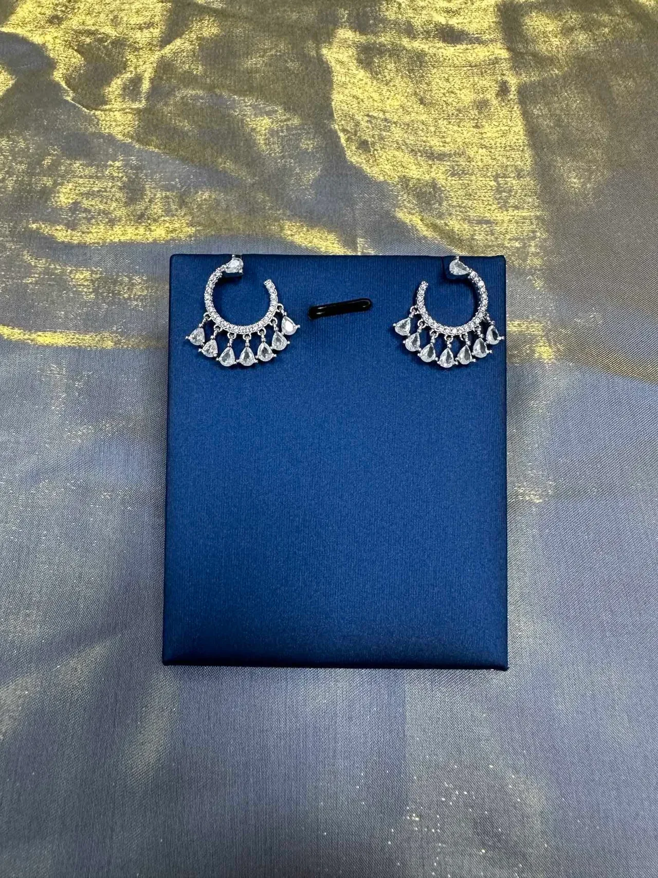 Brincos aro prata e dourado com detalhes de cristal 9