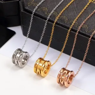 Collier en chaîne métallique avec pendentif cylindrique multi-anneaux argent et or