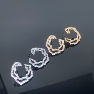 Brincos de prata e ouro com design geométrico aberto pave-set de cristais